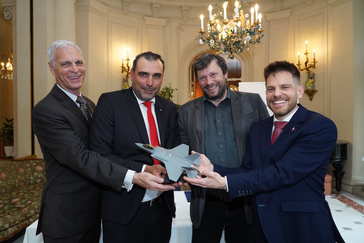 📢We at @HiLASECentre - @FZU_AVCR  are thrilled to announce the signing of a historic contract with @LockheedMartin at the US Ambassador's Residence in Prague!➡️bit.ly/4dMUcnF
#Aerospace #Innovation #F35 #GlobalPartnership #Engineering #HiLASE #laser #lasertechnology