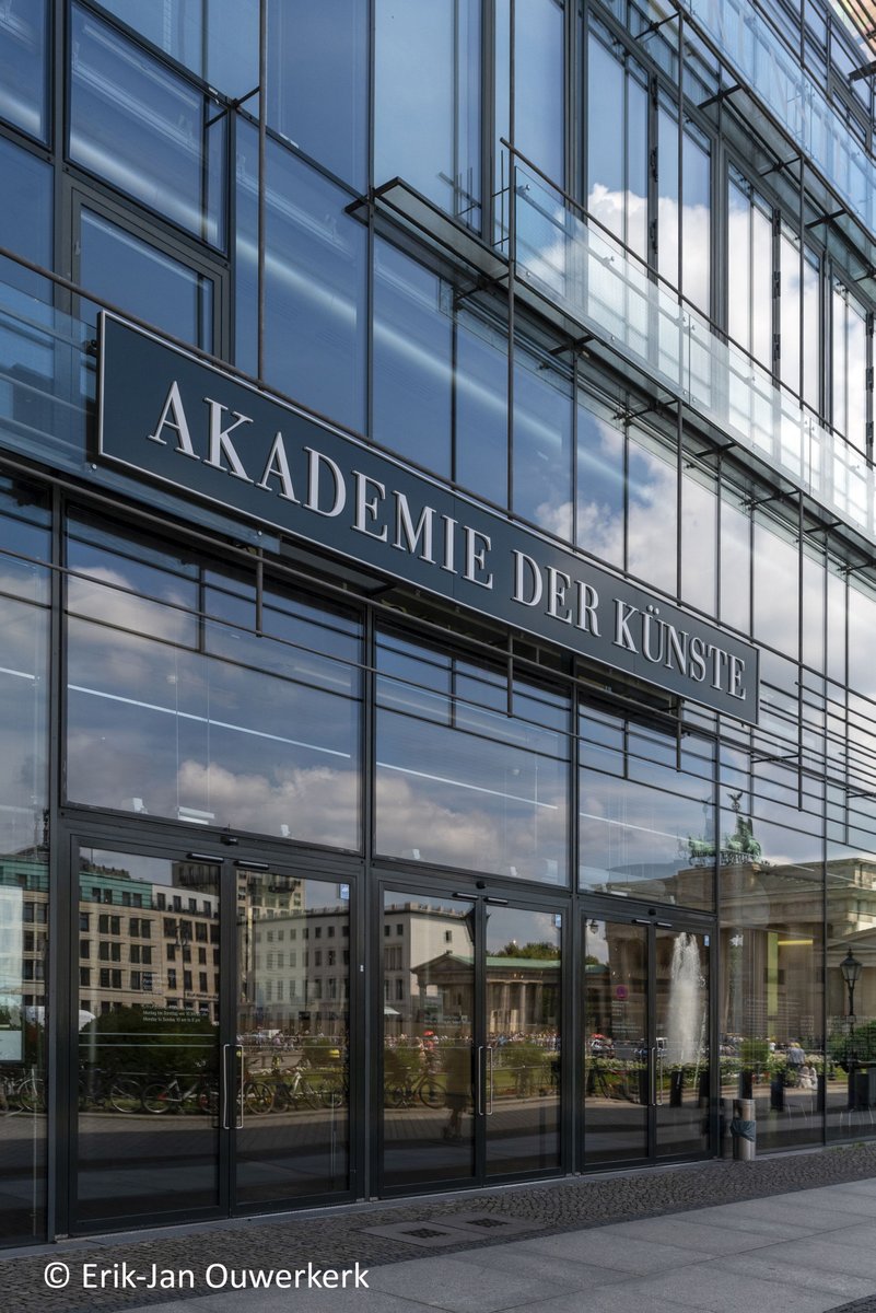 Die <a href="/AdK_Berlin/">Akademie der Künste</a> erwirbt mit Förderung der <a href="/LaenderKultur/">Kulturstiftung der Länder</a> 13 Zeichnungen von George Grosz, die er für die bahnbrechende Schwejk-Inszenierung des Theaterregisseurs Erwin Piscator aus dem Jahr 1928 schuf. Mehr dazu: ➡️kulturstiftung.de/akademie-der-k…