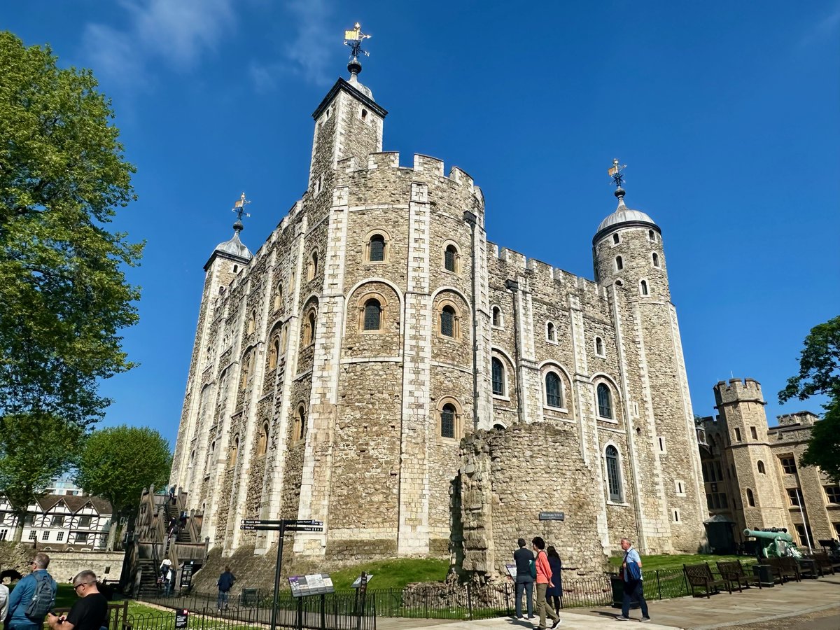 View of the iconic White Tower at the Tower of London. At 90 feet tall, it was considered a skyscraper when it was built in the early 1080s. 📸 © Blue Badge Tourist Guide Danny Parlour guidelondon.org.uk/guides/dannypa… 
#BlueBadgeTouristGuide #LDNBlueBadgeTouristGuides #LetsDoLondon #V ...