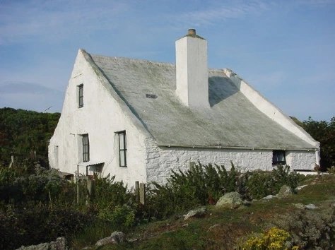 What can retrofit (upgrading old buildings) learn from the Welsh tradition of grouted roofs. Turns out, a lot! Follow the Architecture of Repair project on Instagram here: instagram.com/p/C7Q-ojLs8ac/…