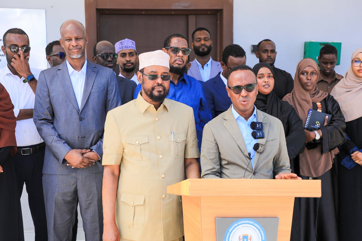 President of Jubaland, Ahmed Madobe visits SoDMA HQs in Mogadishu. @SoDMA_Somalia leadership, Mohamud Moalim, breifed Ahmed Madobe about the potential consequences of the cyclone Laly on Jubaland. SoDMA says Banadir, Jubaland, and South West are vulnerable to the cyclone Laly.