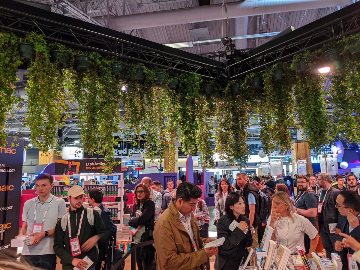 Premier jour de la <a href="/Fnac/">Fnac</a> à <a href="/VivaTech/">VivaTech</a>🚀 

Retrouvez-nous Hall 2 au stand R04 !   

On commence avec la présentation du livre de <a href="/ylecun/">Yann LeCun</a>, directeur du laboratoire #IA chez <a href="/Meta/">Meta</a>, "Quand la machine apprend", qui nous éclaire sur l'avenir et les promesses de l'#IA 

#VivaTech