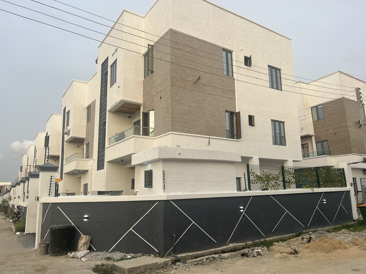 My company did not build this but I bought one. I like the design and we have decided to replicate same in Abuja. Nine of these fully detached 5BR duplex as a mini estate in Abuja, to be called FOUNDER’S COURT, because it is designed after the personal residence of the