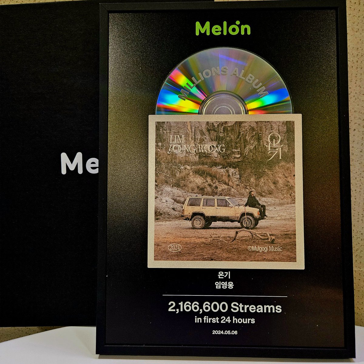 melon's tweet photo. @limyoungwoong 띵동 - ! #임영웅 의 밀리언스 앨범 상패가 도착했습니다 ✨

상패는 아티스트에게 직접 전달됩니다.

#Melon #limyoungwoong @limyoungwoong https://t.co/hXqDidmtlR