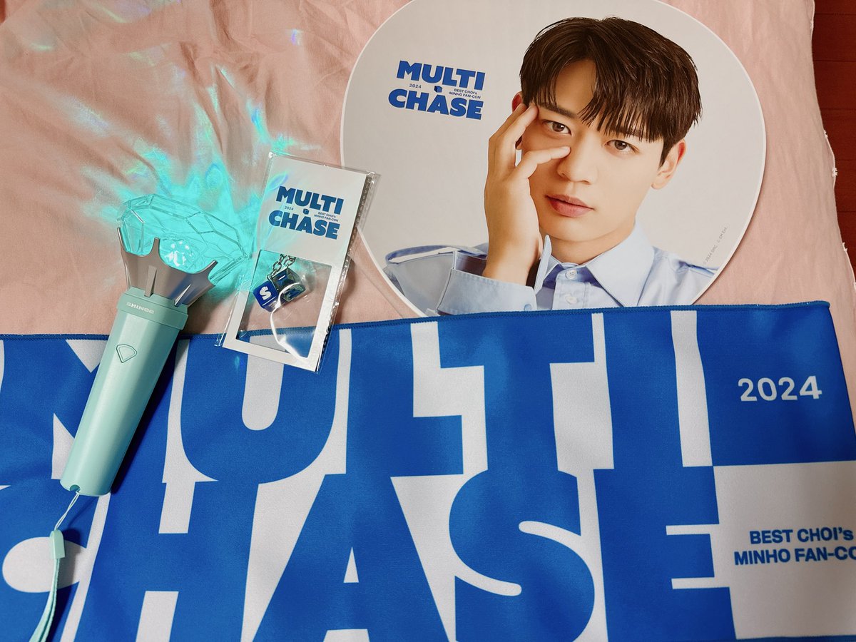 sh_SHINee923's tweet photo. ウマチュンのために買ったミノペンミグッズ！
そしてやっと自分のペンラ購入💎

なんだろう🤨うちわでわかるミノの顔の小ささにカッコ良さ

 #SHINee    #MULTICHASE
  #MINHO  #민호 https://t.co/NP79pOoQyw