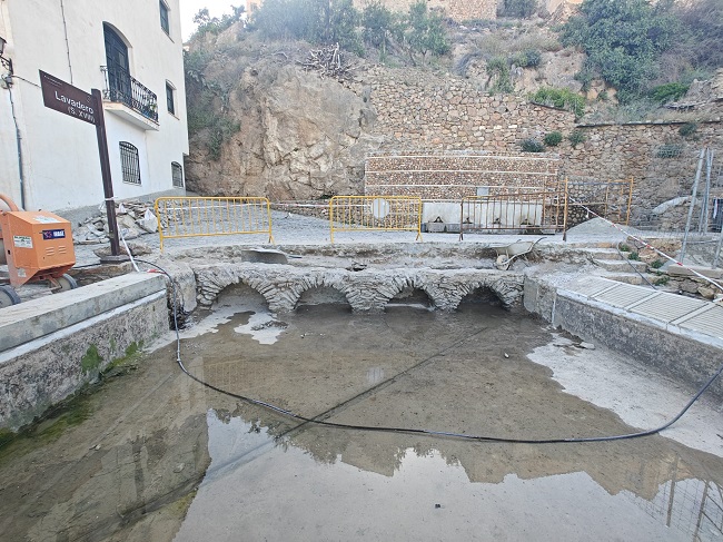 Vecinos de Murtas exigen la paralización de una obra sobre una alberca de riego de época medieval Advierten del impacto del proyecto municipal, que condena al 'olvido' los restos del patrimonio histórico y arquitectónico tradicional del pueblo 👇👇👇 elindependientedegranada.es/cultura/vecino…