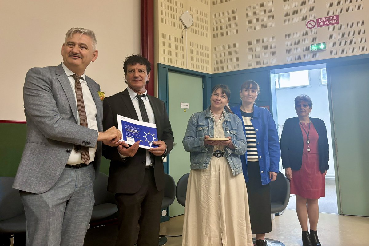 🏆 Très heureux de remettre les prix académiques de l'#innovation qui récompensent 7 projets dont 6 issus du #CNR. 👏 Félicitations aux lauréats pour leur audace et leur créativité qui, par leurs idées originales, offrent aux élèves la possibilité d’apprendre autrement