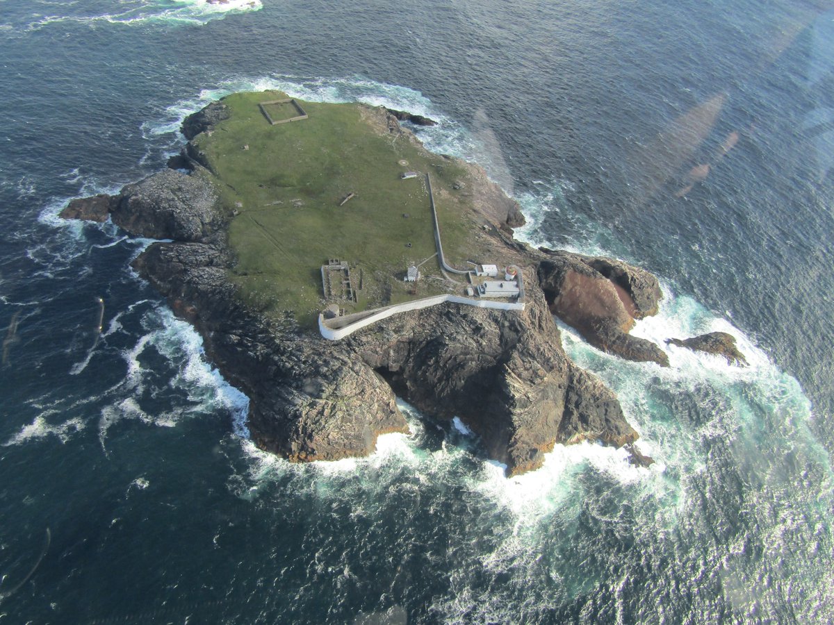 Eagle Island is one of four lighthouses located on the Erris Peninsula. Discover more: northmayo.ie/the-four-light… 📷Derek Davidson #NorthMayo #lighthouse