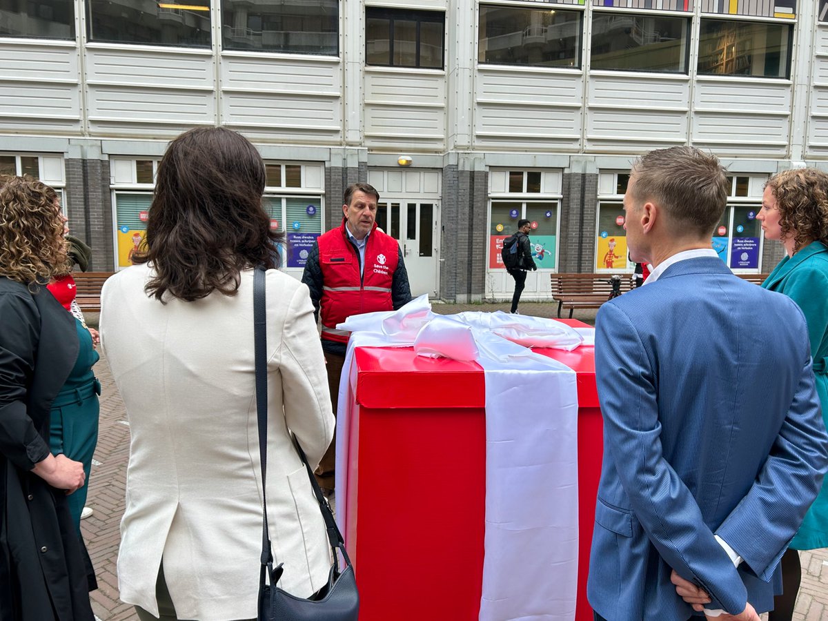 Het mag geen verrassing zijn voor <a href="/geertwilderspvv/">Geert Wilders</a> <a href="/VVD/">VVD</a> <a href="/PieterOmtzigt/">Pieter Omtzigt</a> <a href="/BoerBurgerB/">BBB BoerBurgerBeweging 🍀🍀🍀</a> dat kinderen op de vlucht met dit asielpakket op straat komen te staan. 

Daarom voerden wij vandaag actie voor de Tweede Kamer. Laat kinderen niet slachtoffer worden van dit wanbeleid!