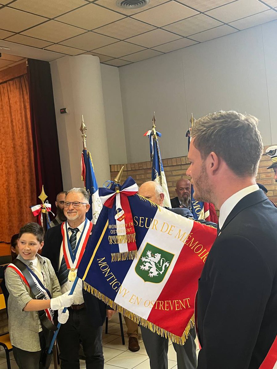 🇫🇷 Un moment de civisme et de patriotisme hier avec l’école Malraux-Pasteur de #MontignyEnOstrevent.

👏🏻 En présence de Monsieur le maire, des élus locaux et du directeur de l’école, les porte-drapeaux ont remis un nouveau drapeau nommé « Passeur de mémoire », à un élève.