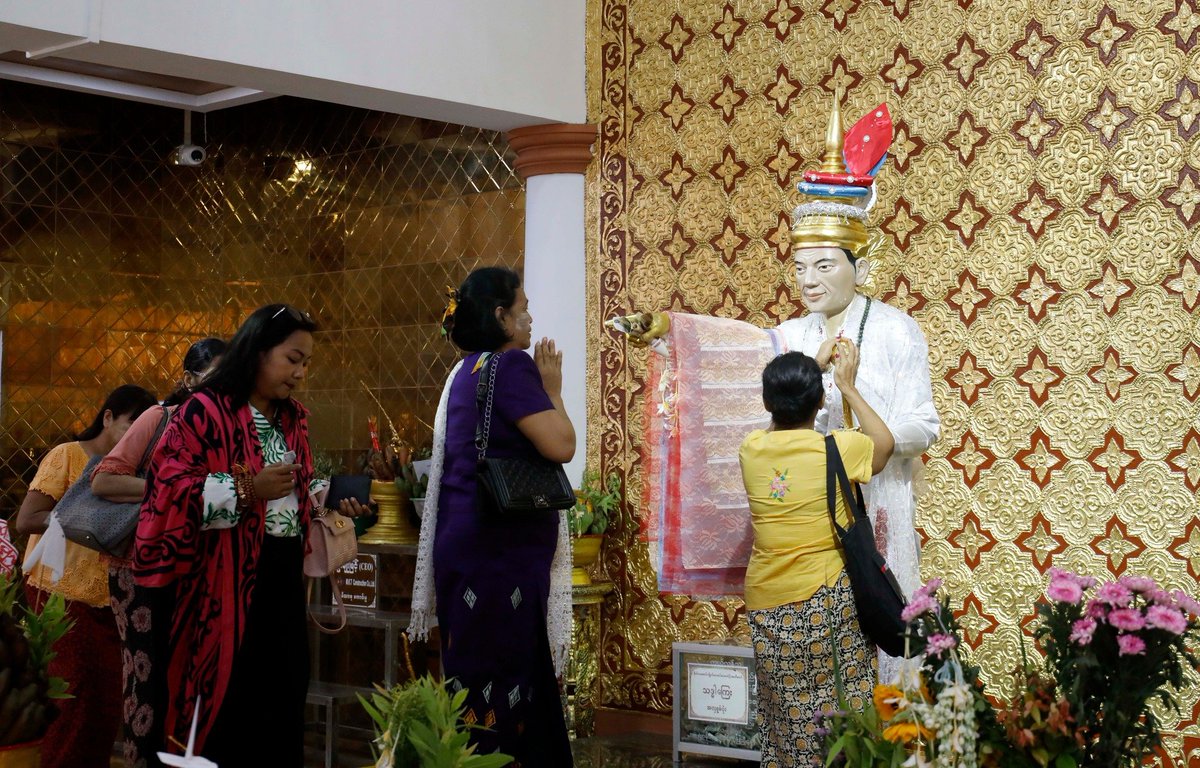 MizzimaNews's tweet photo. People offer food, flowers and pray at the #Botataung pagoda during the full moon day of #Kason, the Buddha's day in #Yangon, #Myanmar, 22 May 2024. On the #FullMoonDay of Kason, Buddhists mark the anniversary of the birth, enlightenment and death of the Buddha. EPA-EFE https://t.co/ej1Mcy8Qo7