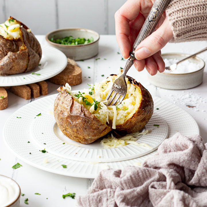 Want to know how to perfectly air fry jacket potatoes so they're fluffy in the middle and crispy on the outside?
You NEED this easy recipe!
kitchenmason.com/air-fryer-jack…