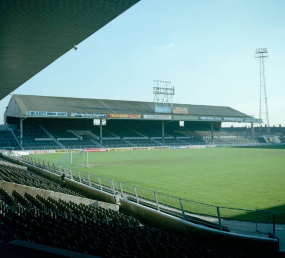 AthleticTxistu's tweet photo. El desaparecido estadio de Maine Road en Manchester. El Athletic es de los pocos equipos europeos que se enfrentó en este mítico campo a los dos equipos de la ciudad: contra al  City @ManCityES en la Recopa de Europa de 1969 y al United  @ManUtd_Es en la Copa de Europa de 1956. https://t.co/SY6Yxv2n5J