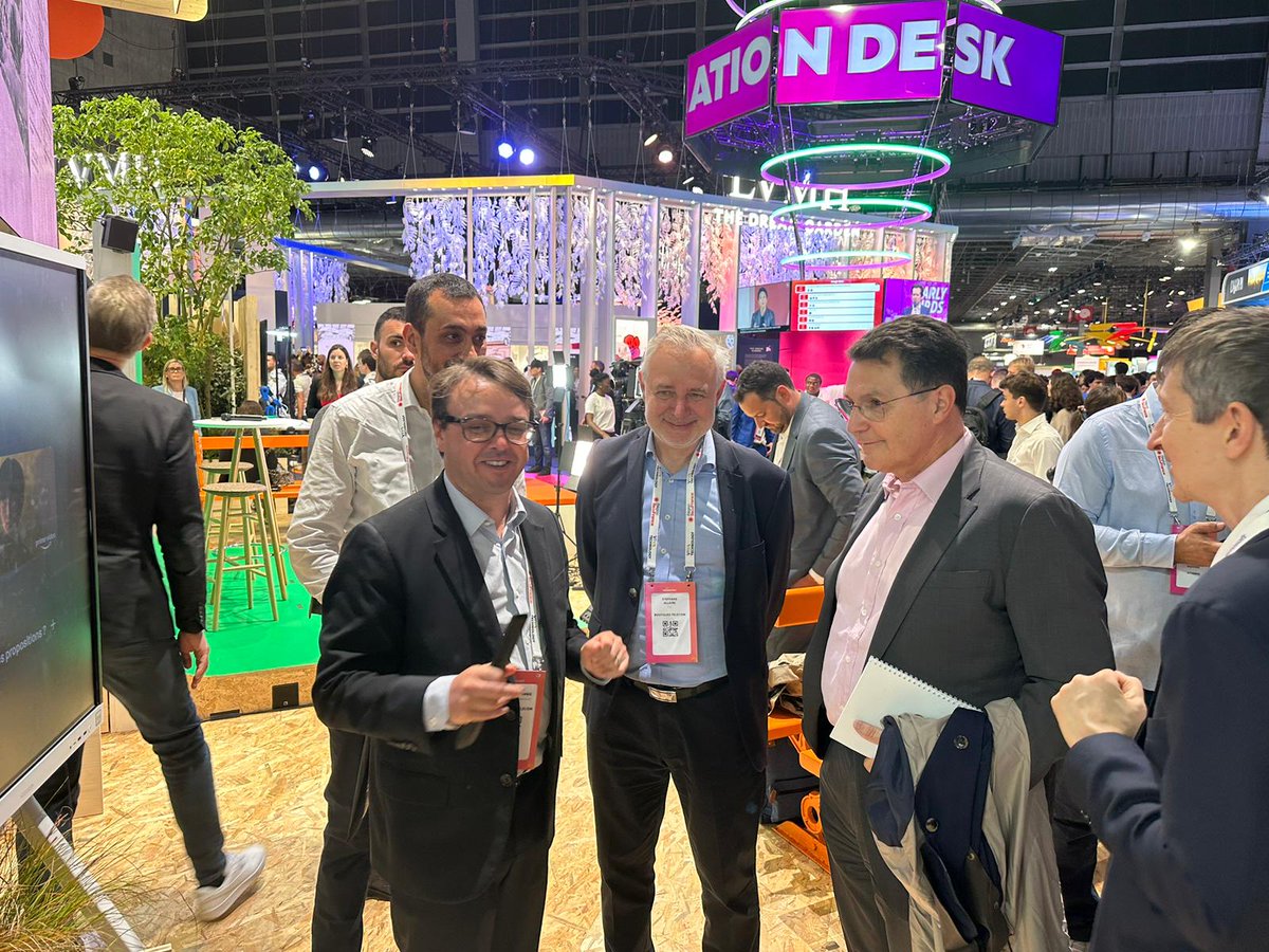 ByTel_Corporate's tweet photo. Tout au long de #VivaTech, découvrez les #démos de @BouyguesTelecom !
Avec @awscloud, nous avons intégré l’IA dans nos décodeurs TV Bbox. En répondant à quelques questions, 3 contenus TV susceptibles de plaire à toute la famille sont proposés.
Résultat : choisir son programme TV ne prend plus que 3 min contre au moins 10 habituellement.
Testez cette solution avec Mathieu (ici en présence de @OlivierRoussat, @BenoitTorloting et @Steph_bytel) sur le stand du @GroupeBouygues
