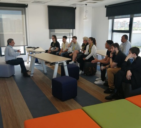 AtosES's tweet photo. ¡Ayer nuestras oficinas en Barcelona se convirtieron en un espacio de aprendizaje y descubrimiento!💡🧑‍🎓 
Gracias al programa #ApadrinaTIC del @C_Tecnologic, tuvimos el placer de recibir a un grupo de jóvenes interesados en conocer nuestra compañía a través de proyectos reales. https://t.co/4d7j7dHd2w