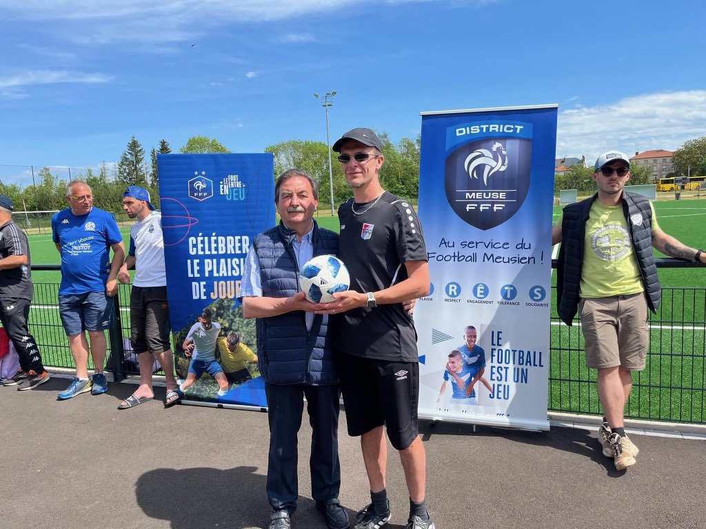 Mardi 14 mai les élèves de la section sportive se sont déplacés à Étain pour le rassemblement des sections du département. 

Une très belle journée lors de laquelle la section de Ligny a reçu le premier prix départemental du concours Fifa for Schools avec leur vidéo !