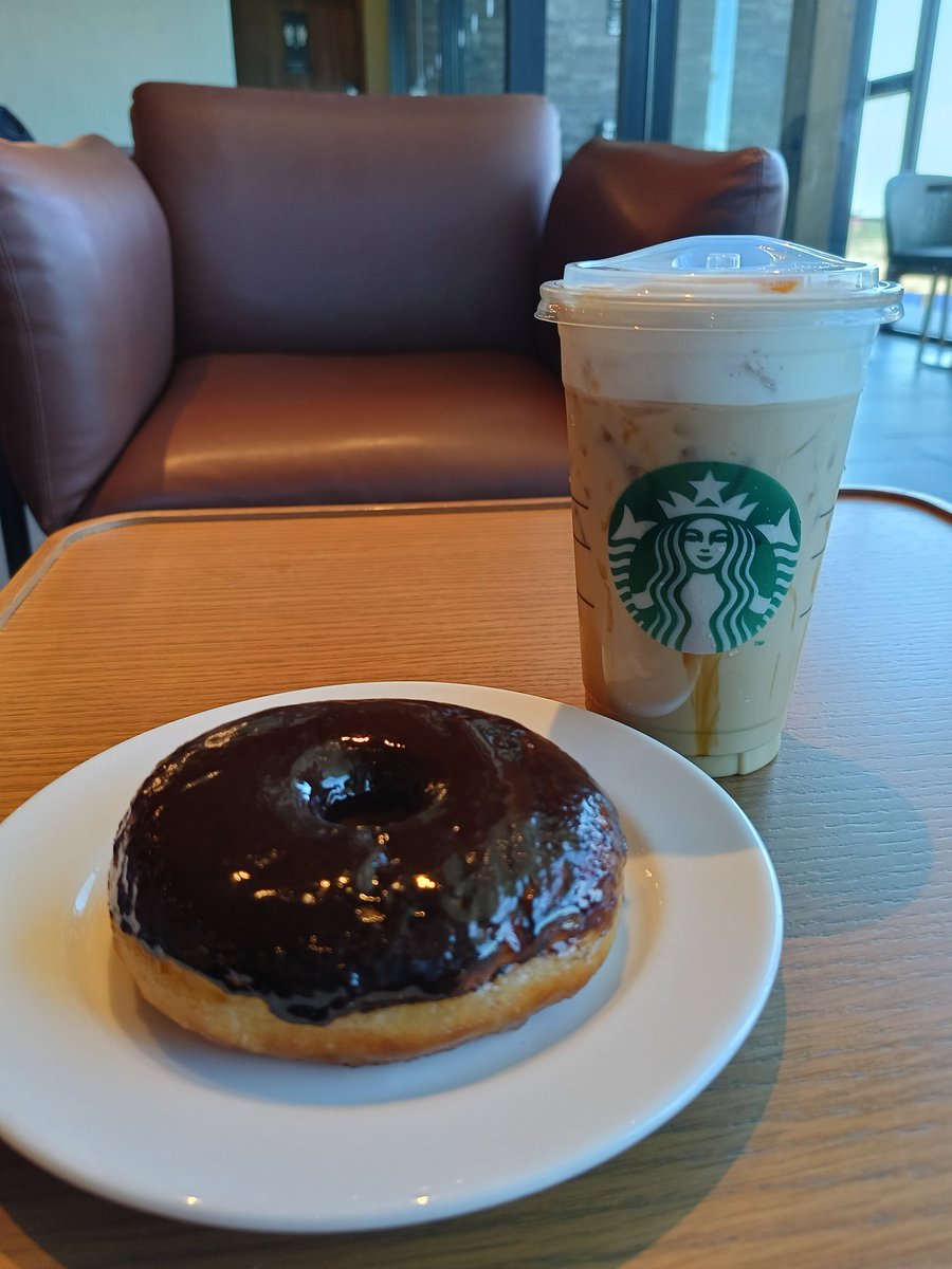 jennmnl's tweet photo. Lalang. Found it funny lang kasi knows na nung barista name ko. Kasi halos everyday nandito wahahaha 😂 QT nung barista tho. Chars! Hahaha 😂😂 https://t.co/WhIVuVBZDD