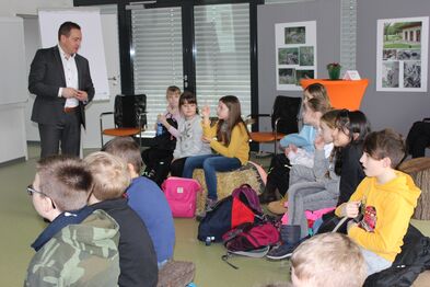 🌿Unsere Umwelt, unsere Verantwortung🌿

Zum Tag der Artenvielfalt hat SGD Süd – Präsident Prof. Dr. <a href="/HannesKopf/">Hannes Kopf</a> beim Aktionstag des Wormser Tiergartens mit einem kurzweiligen Vortrag Familien für die Themen Artenschutz und Artenvielfalt begeistert.
Infos: s.rlp.de/DVotL