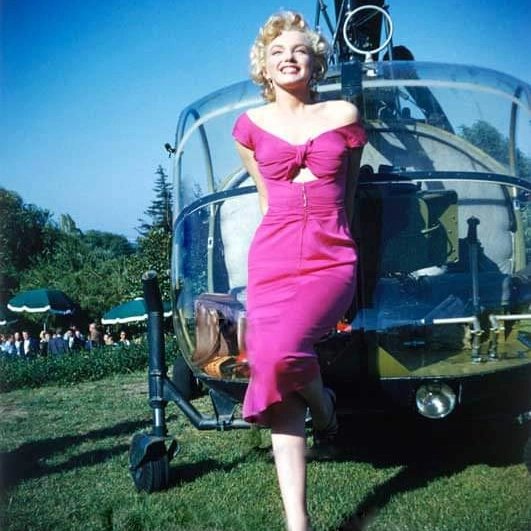 Clubpassionmar2's tweet photo. Bonne journée de mercredi.
Have a sweet Wednesday.
Des photos de la fête organisée par le chef d'orchestre Ray Anthony en l'honneur de Marilyn le 3 août 1952.
#marilynmonroe #marilyn #clubpassionmarilyn #niagara #RayAnthony https://t.co/6HGtIc7Z4k