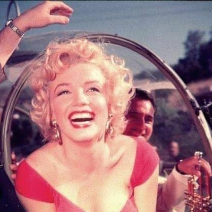 Clubpassionmar2's tweet photo. Bonne journée de mercredi.
Have a sweet Wednesday.
Des photos de la fête organisée par le chef d'orchestre Ray Anthony en l'honneur de Marilyn le 3 août 1952.
#marilynmonroe #marilyn #clubpassionmarilyn #niagara #RayAnthony https://t.co/6HGtIc7Z4k