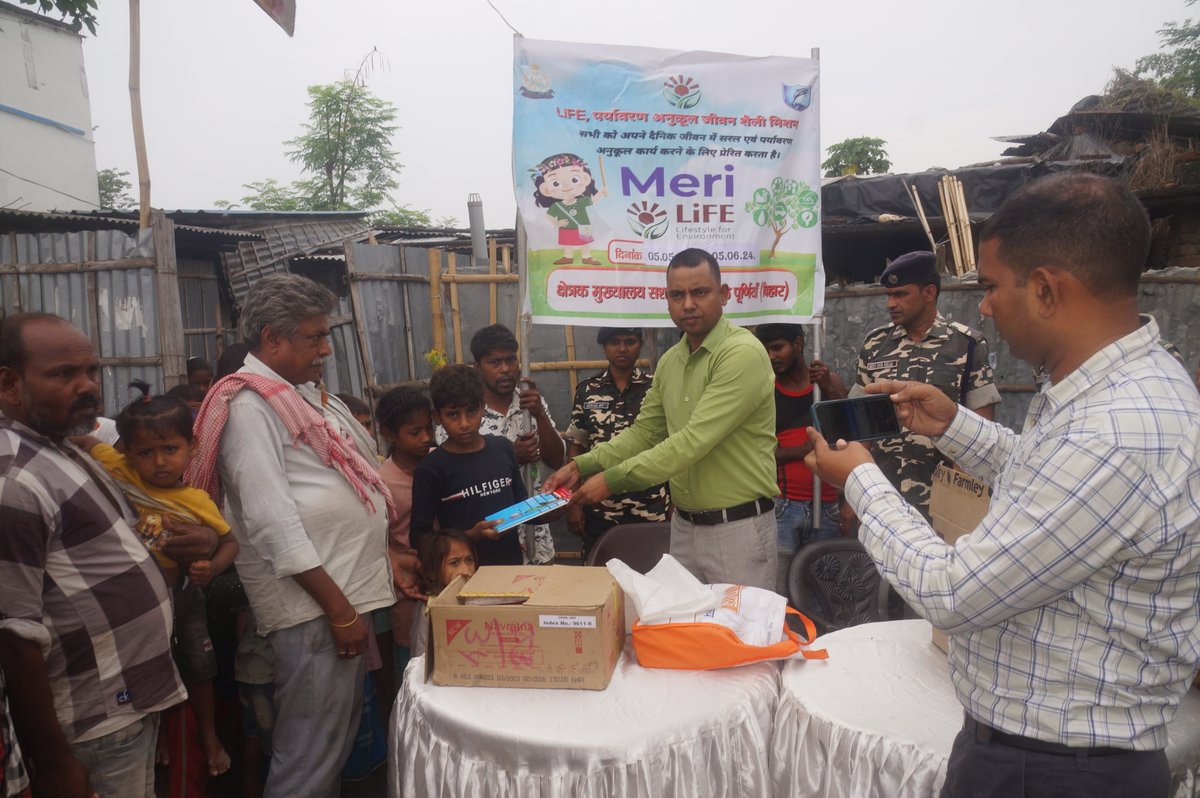 SSBSHQPURNEA's tweet photo. दिनांक-22/05/2024 कोे क्षेत्रक मुख्यालय सशस्त्र सीमा बल, पूर्णिया के  “Mission Life” के अंतर्गत  डोनेशन ड्राइव का आयोजन रिफ्यूजी कॉलोनी में किया गया |
“डोनेशन ड्राइव” के तहत जरूरतमंद बच्चों के बीच पाठ्य सामग्री एवं जरूरत मंद व्यक्तियों के बीच वस्त्रों का वितरण किया गया https://t.co/puijgE8qPM