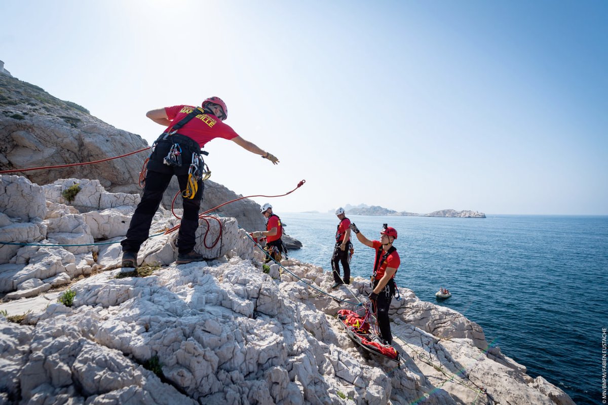 SecCivileFrance's tweet photo. ⚓️ Mobilisés au quotidien pour protéger #Marseille et ses habitants, ils sont 2 554 @MarinsPompiers et réalisent chaque année plus de 120 000 interventions.
🫡 Nous saluons leur engagement en cette journée nationale du #marin ! https://t.co/oxtO48ruXf