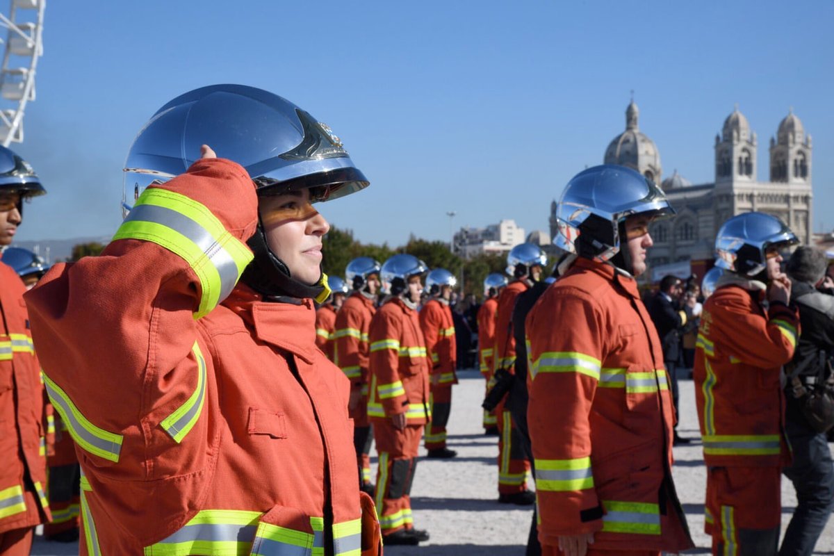 SecCivileFrance's tweet photo. ⚓️ Mobilisés au quotidien pour protéger #Marseille et ses habitants, ils sont 2 554 @MarinsPompiers et réalisent chaque année plus de 120 000 interventions.
🫡 Nous saluons leur engagement en cette journée nationale du #marin ! https://t.co/oxtO48ruXf