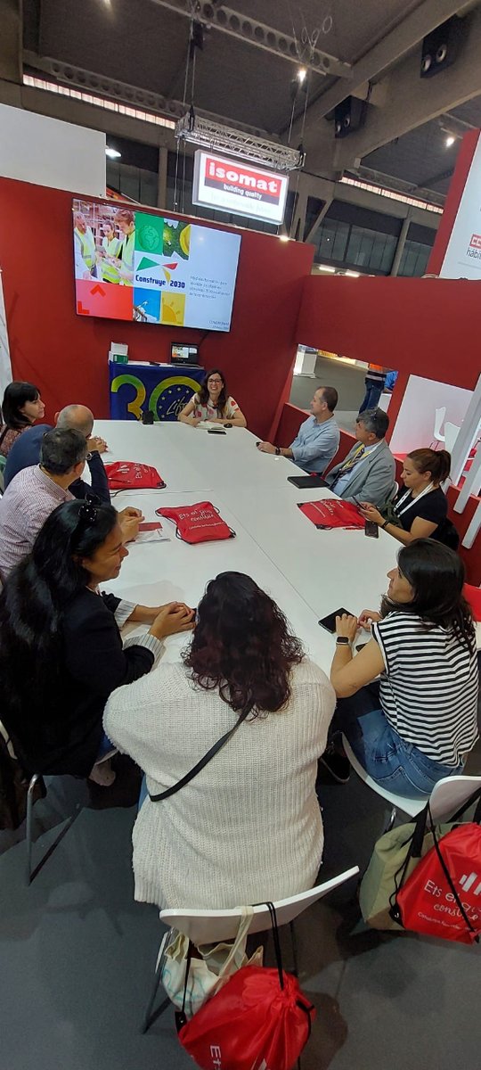 Construye2030's tweet image. 📍 Estamos en @ConstrumatBCN, 👉 donde hemos destacado la importancia y la trayectoria de los proyectos @EU_BUILDUP  en España.

Más información en #Construye2030: construye2030.fundacionlaboral.org/liderazgo-con-…
#Construmat #BuildUpSkills