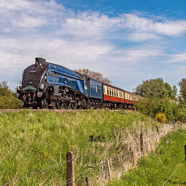 60007 Sir Nigel Gresley was caught in full glory whilst passing Beeston Castle before our return from Chester to London Euston last weekend. 🚂 Which steam locomotive is top of your travel bucket list? 🛤️ 📸 IG: thebeardedtog96 #steamdreams #sirnigelgresley #steamlocomotive