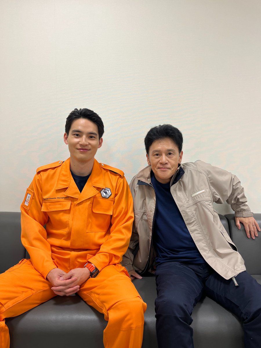 bluemoment_cx's tweet photo. 🌏#ブルーモーメント🌏

第5話放送まで【✨あと3時間✨】

SDMにスパイが送り込まれる…!?

立花大臣の推薦でやってきたのは、なんと大臣の夫で災害対策専門のエキスパート、沢渡!!

新メンバーの警察班統括責任者と、若き消防班統括責任者のオフショットをお届け📸

#水上恒司 #橋本じゅん https://t.co/6pj9cXJWks