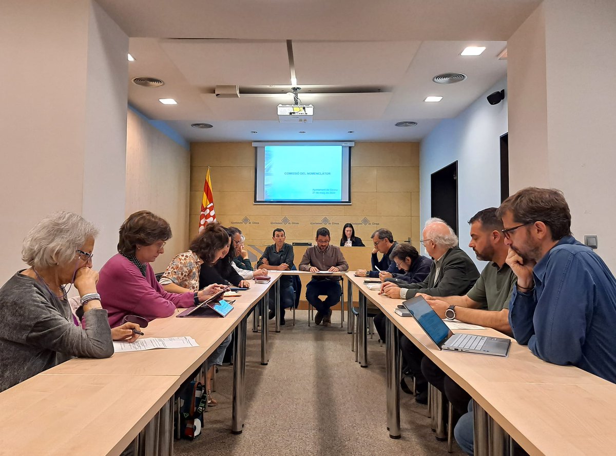 🔎 L’Ajuntament de Girona fa un pas més per eliminar la simbologia franquista de la via pública i ha demanat col·laboració ciutadana per treure les plaques amb insignes de la Falange dels carrers. 🏘️La Comissió del Nomenclàtor de Girona va aprovar ahir donar nom a diversos