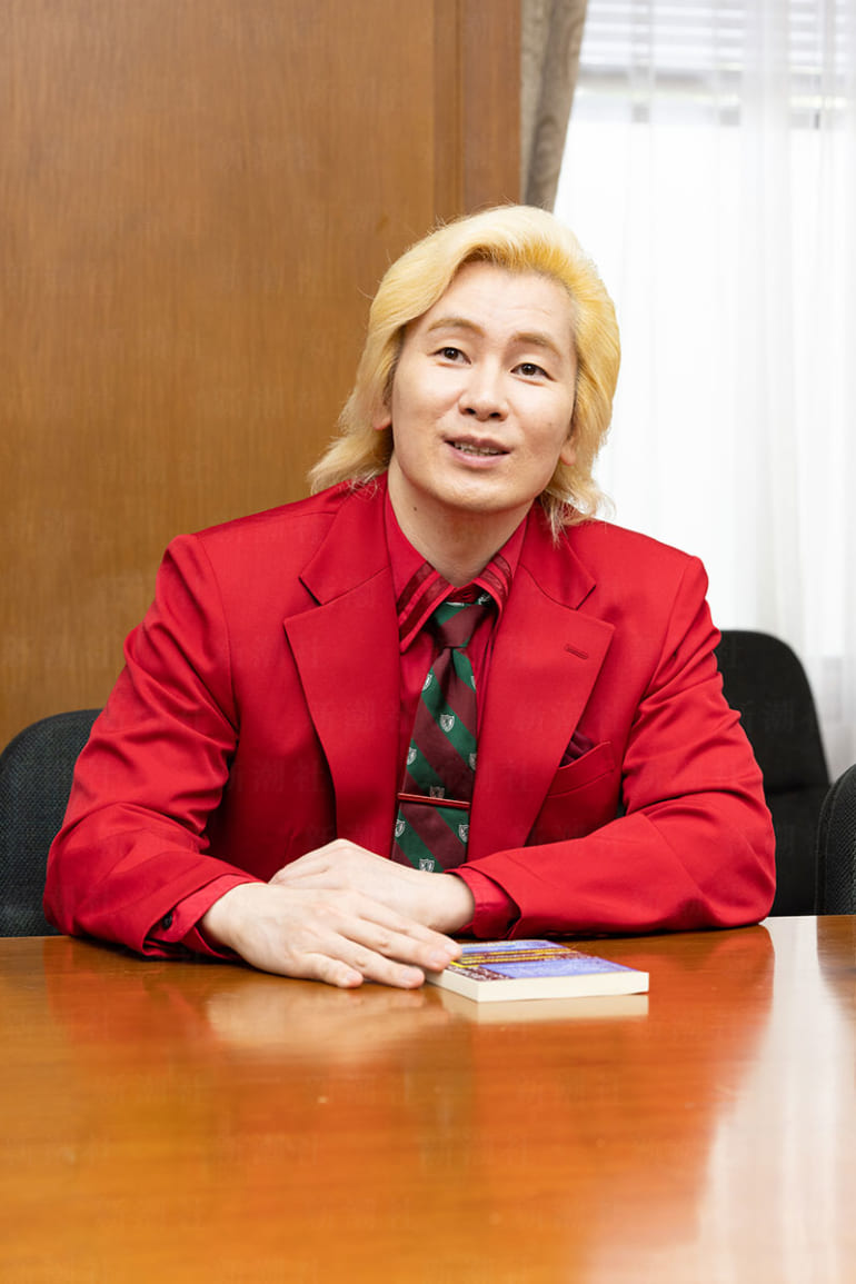 BookBang_jp's tweet photo. 「人生において、才能のあるなしってあまり関係ない」カズレーザーが語った承認欲求との向き合い方

https://t.co/io73Vv6unq

小川　カズさんほど成功していても、「俺には才能があるな」とは思わないんですか？

カズ　才能がある、才能がないなんて考えてもこなかった気がします。なにかに秀でた人を見て……

#君が手にするはずだった黄金について #カズレーザー #小川哲
