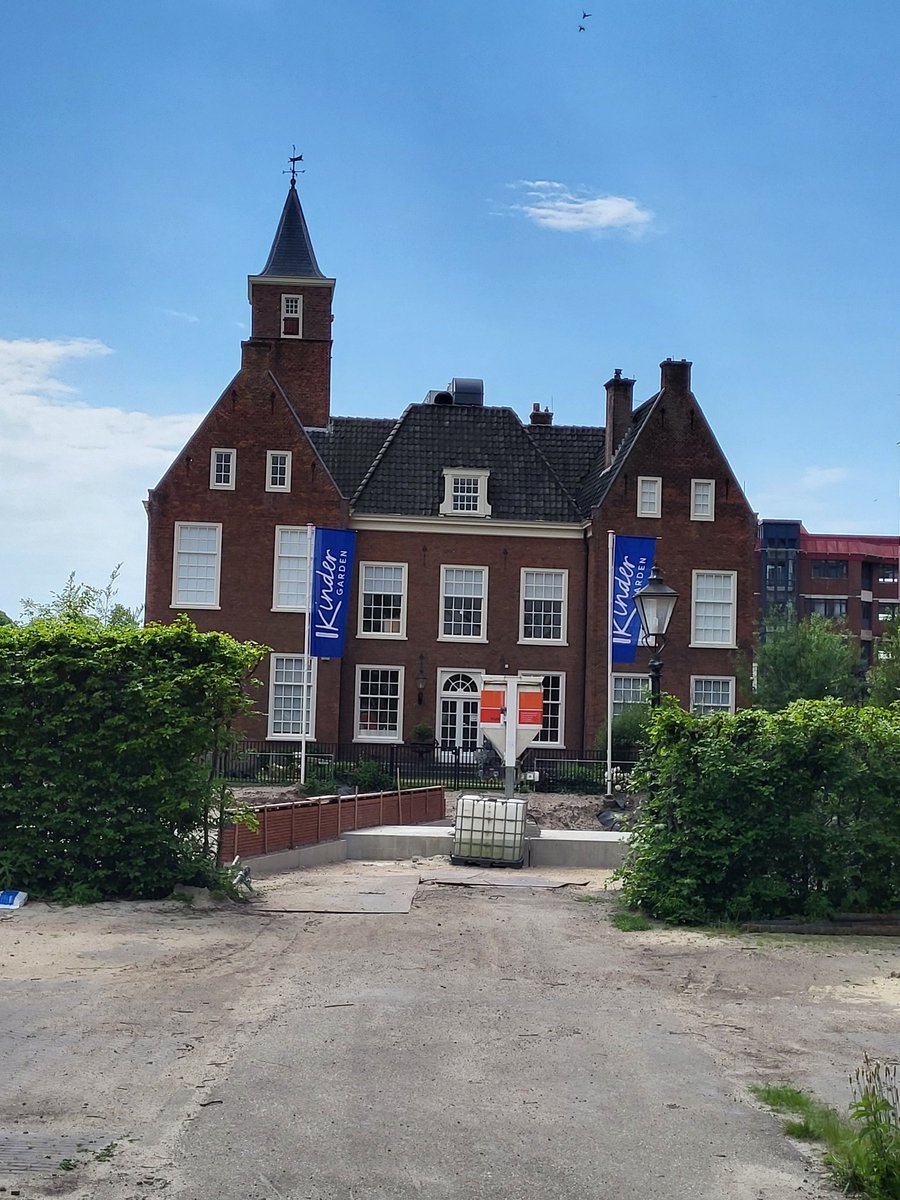 Bovenop Kasteel #Binckhorst is een foeilelijke airco geplaatst. Volgens experts zou welstand hier nooit mee instemmen. Zojuist aan wethouder <a href="/RvanAsten/">Robert van Asten</a> gevraagd of deze legaal geplaatst is. Straks kijken honderden mensen van boven op dit #rijksmonument. Hup handhaven! 👇🏼