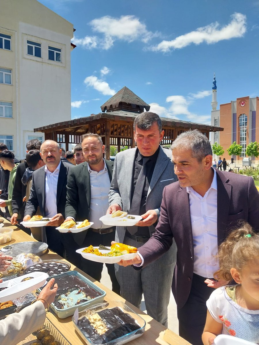 AltinyaylaMem58's tweet photo. İlçe Milli Eğitim Müdürümüz Sayın Öner ARAZ, Sosyal Sorumluluk kapsamında Şehit Nurullah Çakır ÇPAL okul bahçesinde Gazze'ye destek için düzenlenen kermese katıldı.
@sivasmem 
@necatiyener_ https://t.co/K6IvU6Kh9B