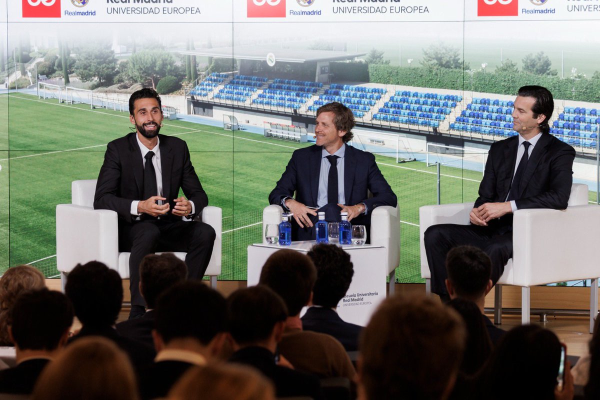 RealMadridUE's tweet photo. En nuestra 2ª jornada de #WhiteWeek pudimos disfrutar de @IvanaAndresSanz, @7olgacarmona, dos leyendas del @realmadrid como son @aarbeloa17 y Solari, además de @teresa_perales y @jvictoralfaro , director de @Podoactiva .
#RealMadrid #TrainYourDreams
https://t.co/4RRtg7EaEg https://t.co/7OIvfCRnPM