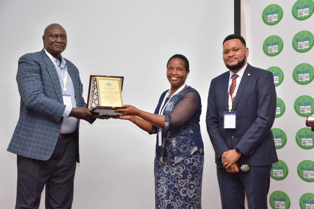 KLISCKenya's tweet image. Our Chairman @arnoskovich
and Treasurer Dr. Penninah Musangi presents an appreciation plaque to Mr. Andrew Mankone, the Chief Librarian, Parliament of Kenya who was representing the 
#2024KLISConference Chief Guest @HonWetangula. 
We are in deed honored 🙏🏾