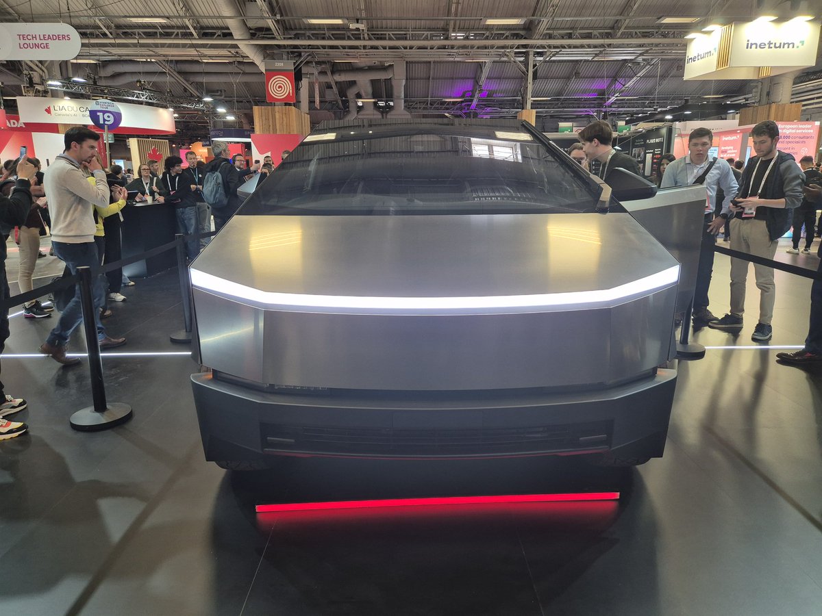 CcilePineau's tweet photo. #Tesla #cybertruck 
Le stand Tesla attire toujours autant de momde https://t.co/MZFDry7vF7