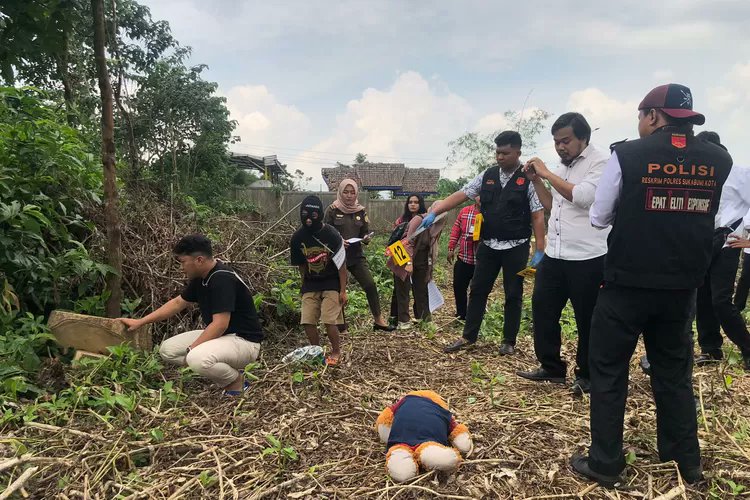 –Bocah 7 tahun disodomi, dibunuh, disodomi lagi– 

Darurat kekerasan seksual itu bukan gosip belaka. Pelaku dan korban pun bisa siapa saja. Seperti S (14) siswa SMP di Cisaat, Kabupaten Sukabumi yang menyodomi MA (7) lalu mencekiknya hingga tewas. 

📷radarjabar.com