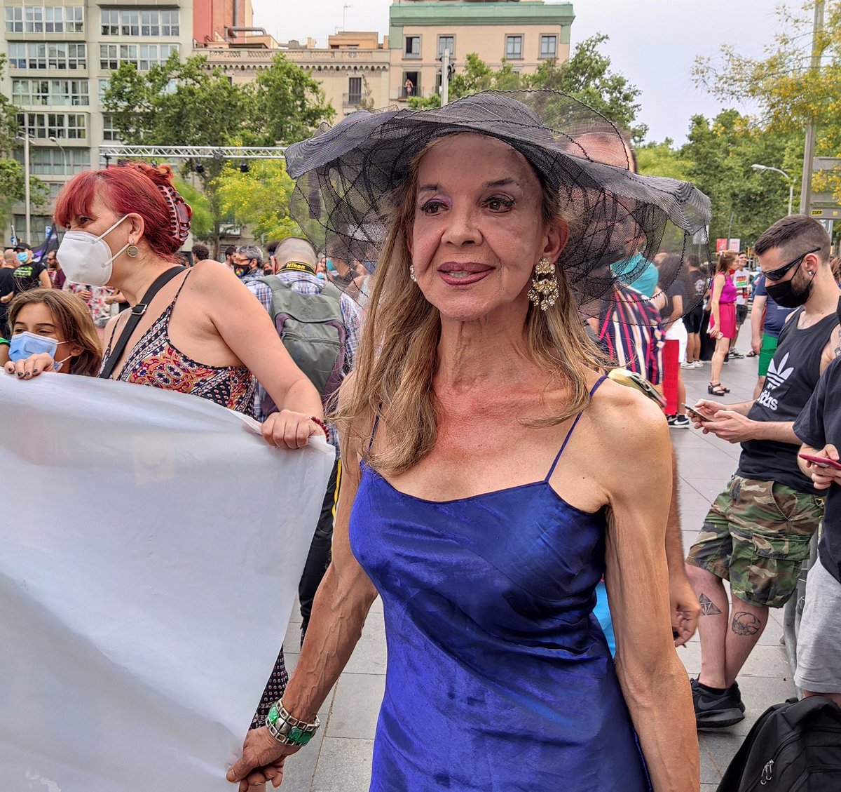 Ha muerto Silvia Reyes, luchadora trans que puso el cuerpo siempre que hizo falta. 50 veces encarcelada, sufriendo la represión. Y ahí seguía, acudiendo tan divina a las manis del Orgullo (el bueno, el anticapitalista). 

Que la tierra te sea leve, compañera. Gracias por todo