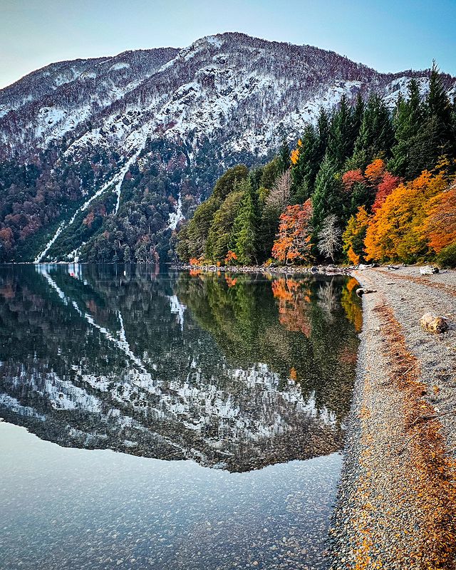 Atractivo como otros tantos espejos neuquinos. En sus playas y entre troncos, el lugar perfecto para respirar y proyectar sueños. #LagoHermoso, Camino de los 7 Lagos #soyfer chapeau! #BuenMiercoles twitter! Sur argentino con los brazos abiertos🍂🍁☕🇦🇷