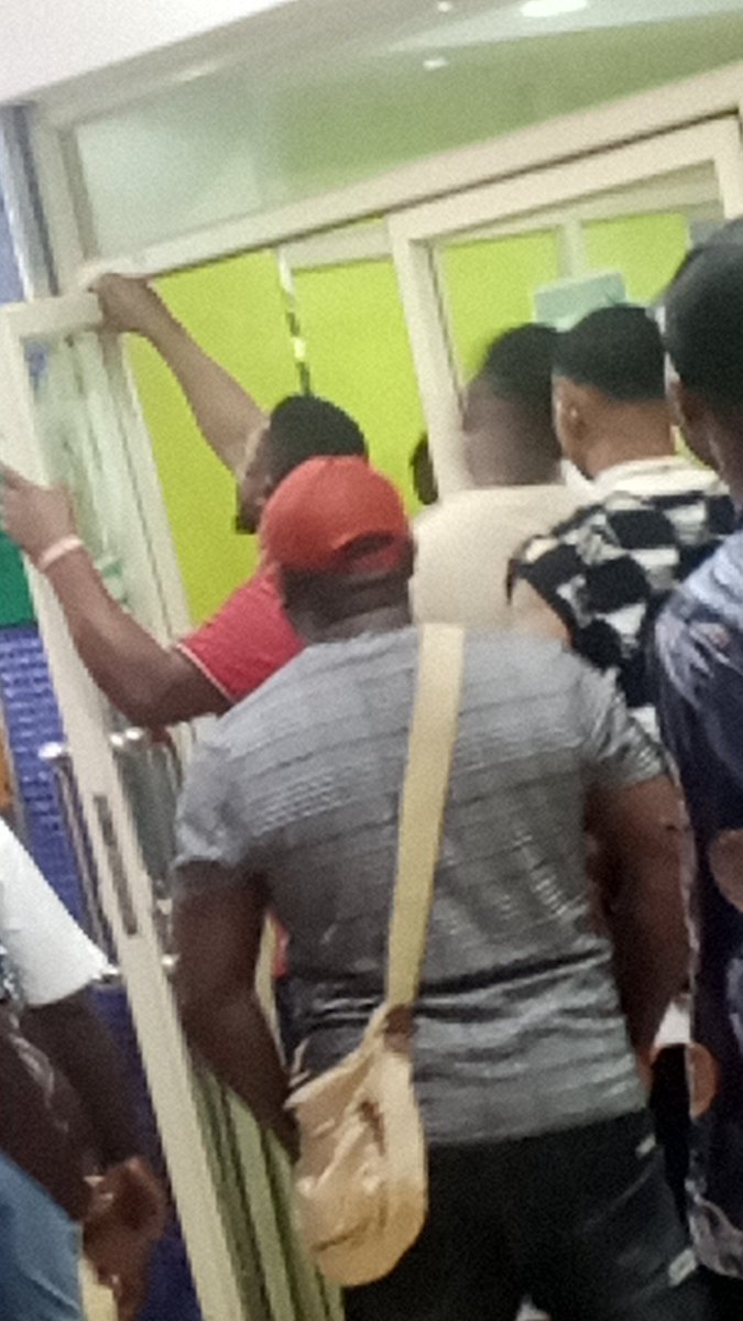 Maximize_100's tweet photo. Came her to fix my sim,na me come dey help Glo dey fix door,chiaaaaa this country.... https://t.co/2dHB1mS8Hk
