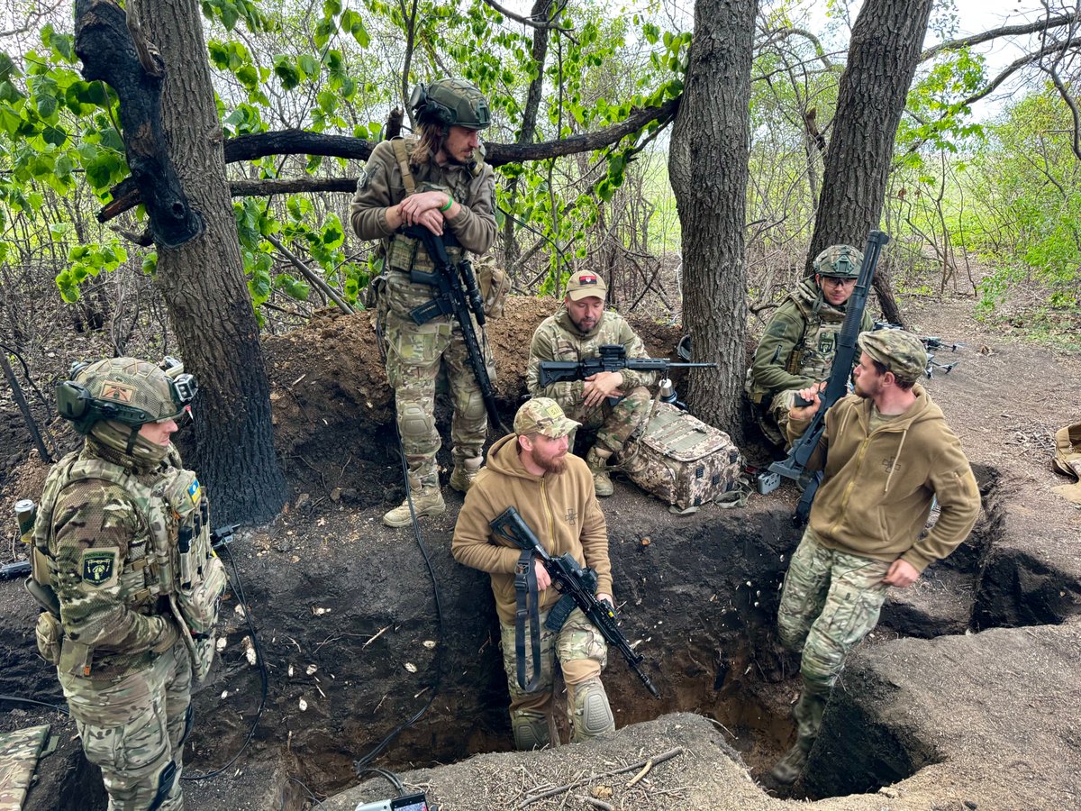The past week I was in Vovchansk, Lyptsi and Kharkiv for @thetimes during Putin's new assault on a city once home to 1.5 million people. I witnessed some incredible heroism by its Ukrainian defenders. First, in a foxhole with the 'Peaky Blinders' as they killed 40 Russian troops-