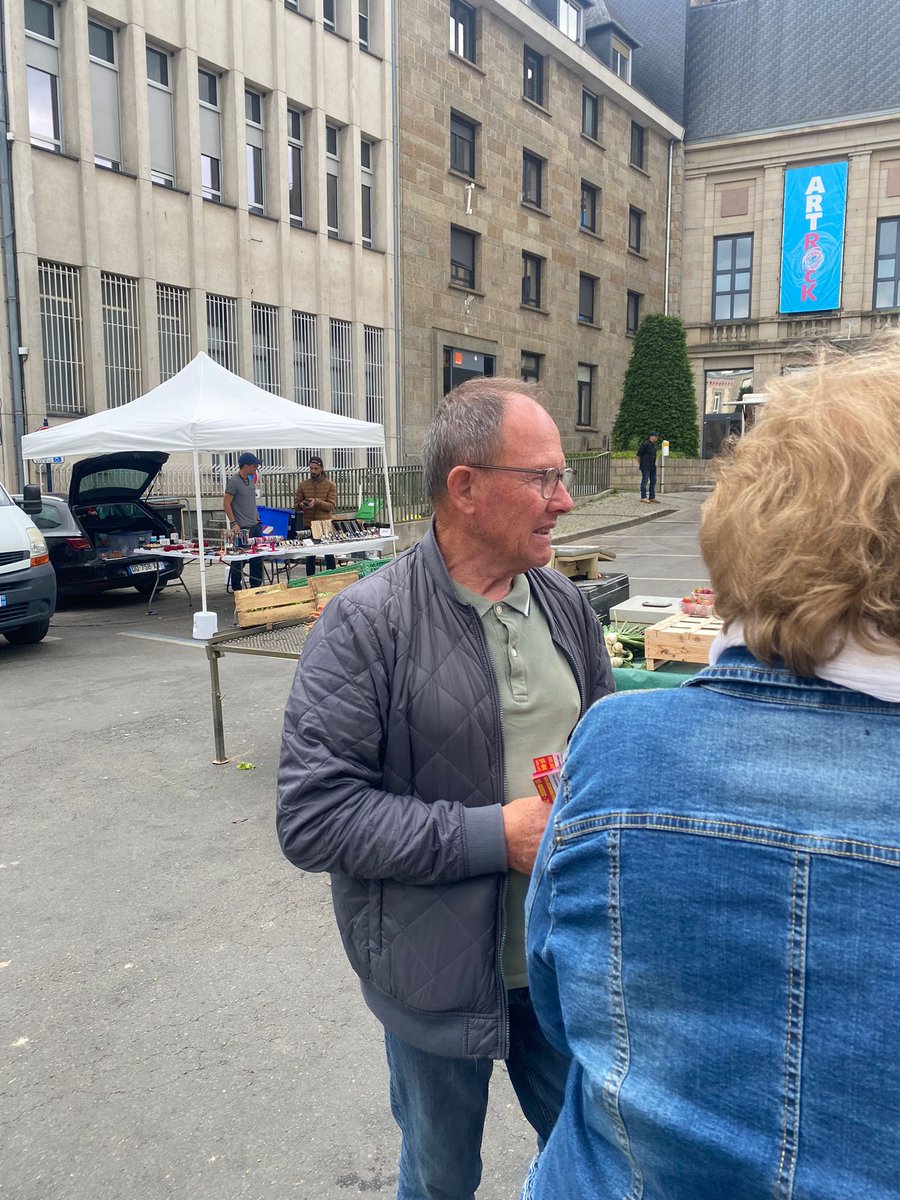 PS22SaintBrieuc's tweet photo. Mobilisation des socialistes briochins ce matin sur le marché de Saint-Brieuc pour annoncer la réunion publique du 30 mai à Robien ! 

Le 9 juin, on vote @rglucks1 pour #RéveillerLEurope ! 🌹🟡 https://t.co/QO9nkK0yN8