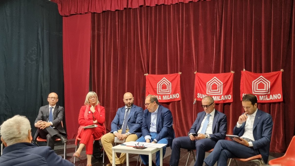 dianacomari's tweet photo. In #Isola a #Milano alla conferenza  stampa @sunia con i candidati alle #elezionieuropee, tra cui Fabio #Bottero del PD, dove si discute di #casepopolari e di come rilanciare l'edilizia residenziale pubblica per garantire abitazioni dignitose e sostenibili alle fasce più deboli. https://t.co/NaU9m9havy