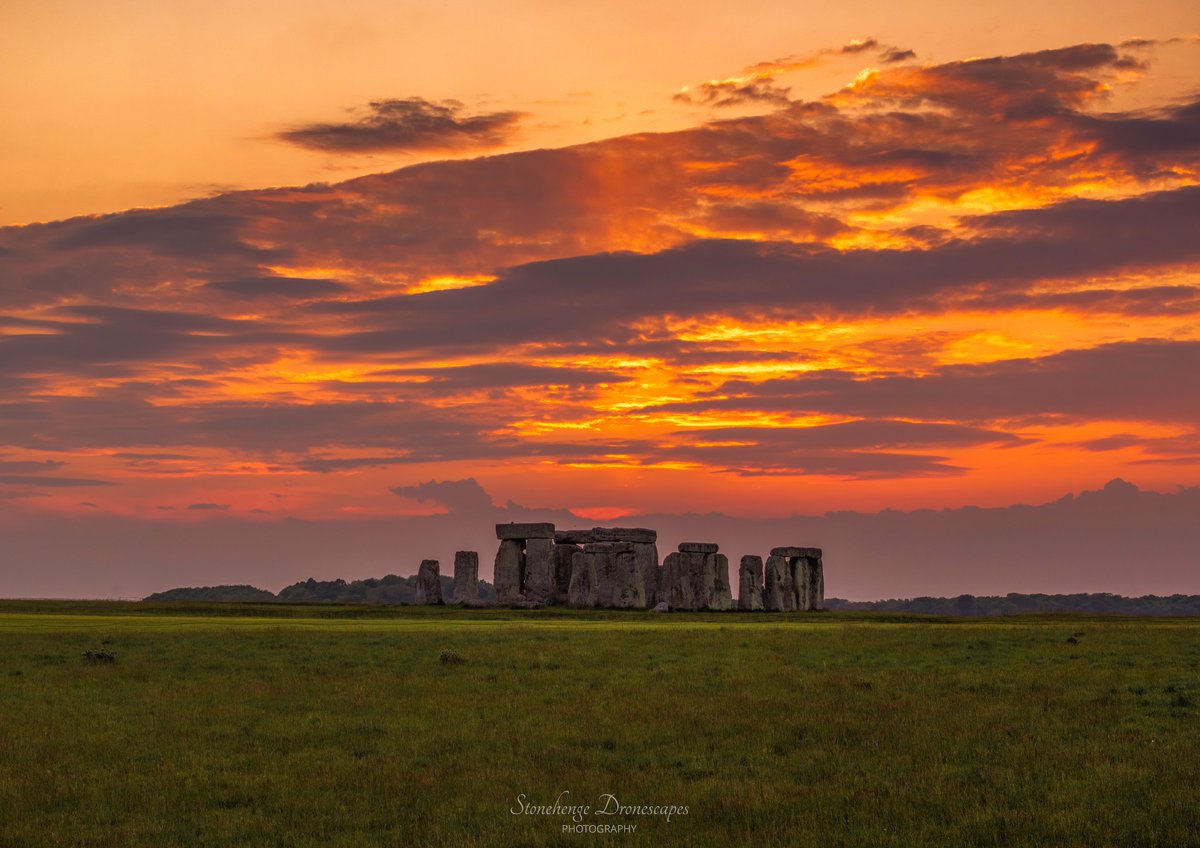 Another stunning sunset at Stonehenge. No matter the day or time, it's always a magical place to be. 📷: Nick Bull