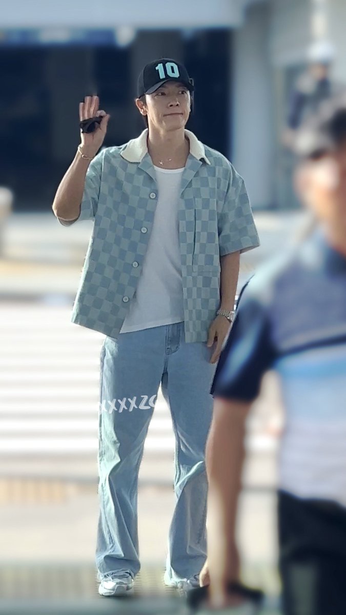 240522 ICN 출국 🛫

🧢👓

#은혁 #EUNHYUK 
#동해 #DONGHAE
#슈퍼주니어 #SUPERJUNIOR #DNE