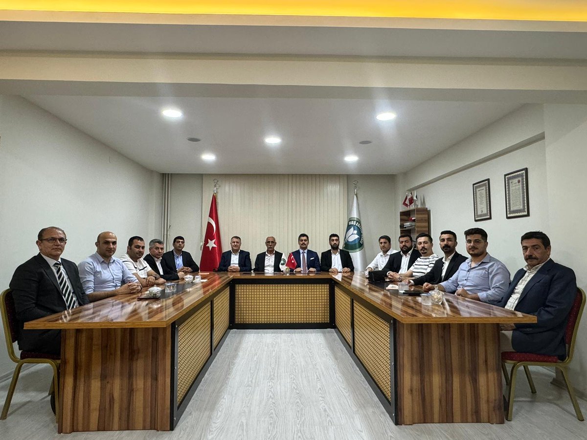 12.05.2024 tarihinde yapılan kongreye tek liste ile giren ve genel kurul üyelerinin desteğini alarak seçilen yeni yönetim kurulu olarak ilk toplantımızı gerçekleştirdik. Yeni dönemin hemşehrilerimize,öğrencilerimize,yönetim ve genel kurul üyelerimize başarılı geçmesi dileğiyle.