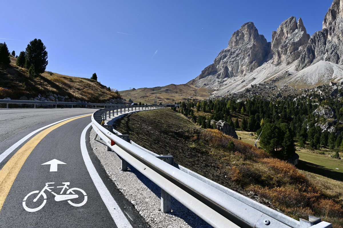 Passo Sella（セッラ峠）🇮🇹 フランスのガリビエ峠と並ぶサイクリストの聖地。ジロの定番峠として有名。巨岩の圧倒的迫力に言葉を失う。部分的に自転車レーンがあり走りやすい。グラベルバイクでも走行可能なフロートレイル、エンデューロワールドシリーズのコースでもある高難度トレイルも楽しめる。