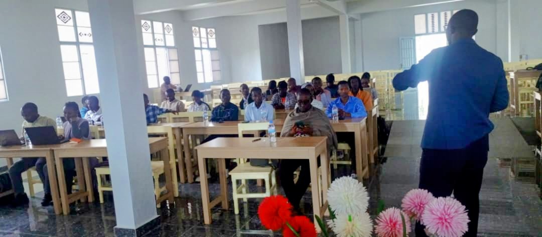 Glihd_Rwanda's tweet photo. Journalists have a duty to share responsible content. To support them, we offer trainings to provide them with necessary skills for them to deliver quality journalism. Fact-checked, ethical&amp;balanced content is what our citizens need.#QualityJournalism #MediaTraining @HuyeDistrict https://t.co/LfuARhtHCa