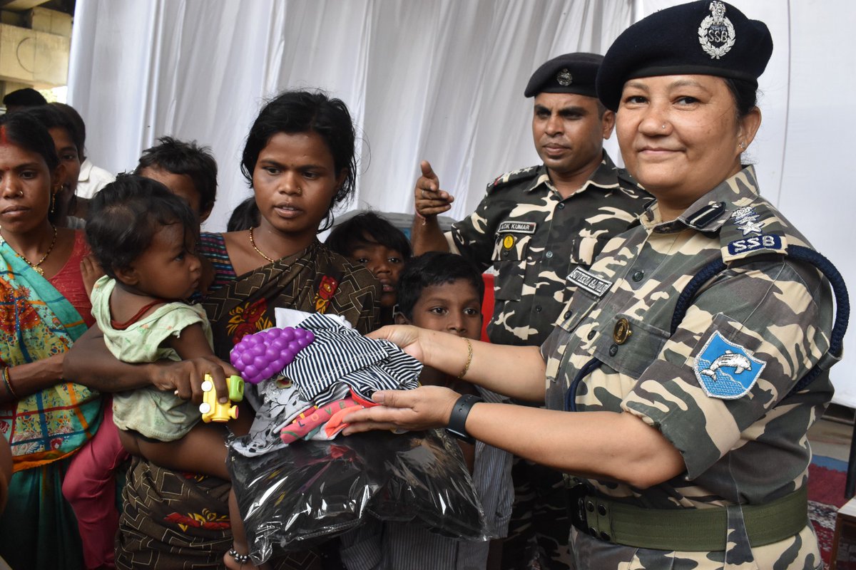 Donation Drive under Meri LiFE-Mission Lifestyle For Environment was conducted at MT Park Rukanpura by Ftr Hqrs Patna and 40 th BN SSB, Patna on 22.05.2024. Clothes, utensils and toys were distributed to the needy local people during the event.@SSB_INDIA @ssbpatna